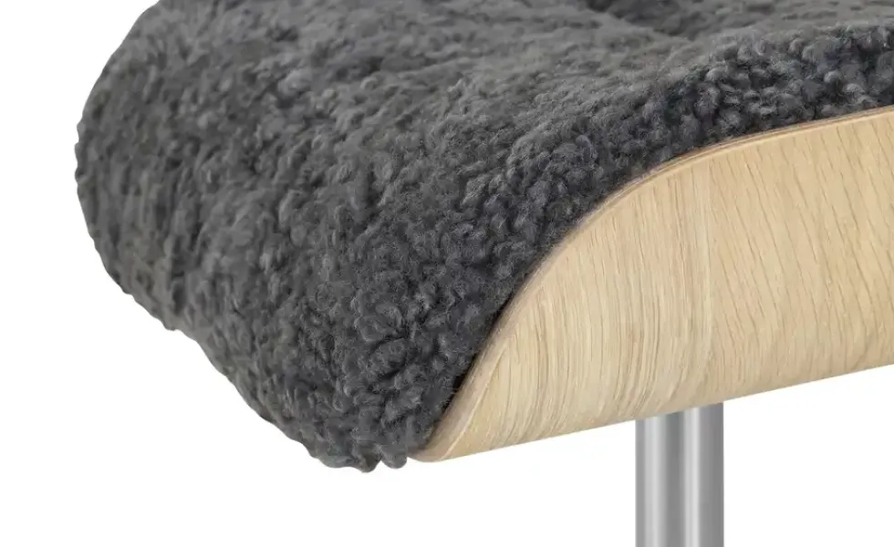 Nils Olsen Hocker aus Schaffell Balance